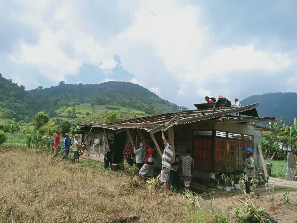 salah-satu-rumah-yang-rusak-dihantam-puting-beliung-56.jpg
