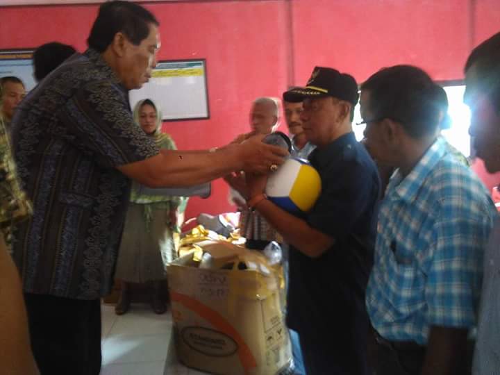 salihi-berikan-bantuan-olahraga_20160415_183933.jpg