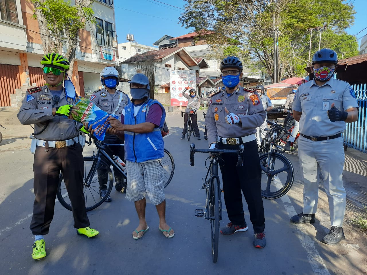 Sambut Hari Bhayangkara ke-74, Ditlantas Polda Sulut Gelar Rangkaian Bantuan Bagi-bagi Sembako