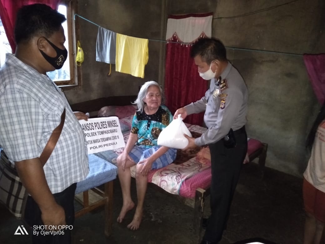 Sambut HUT Bhayangkara ke-74, Polres Minsel Bagikan Bapok Untuk Keluarga Kurang Mampu