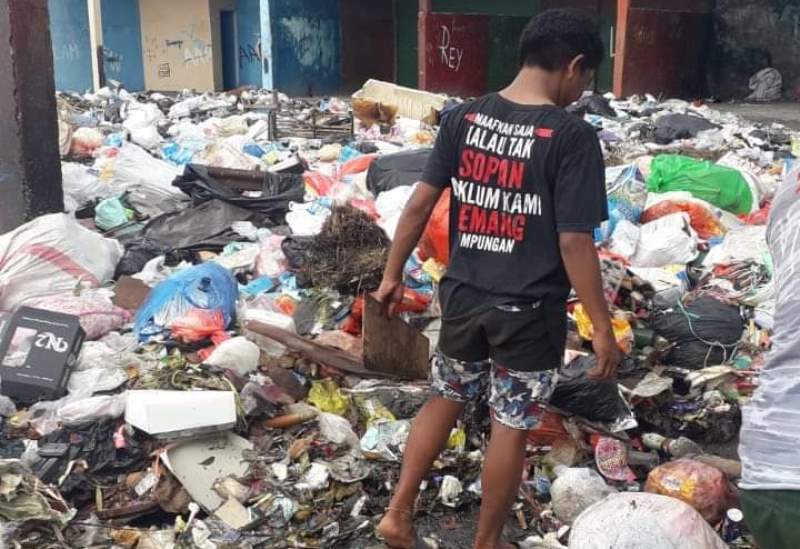 Cacing Sampah Kolong Jembatan Sukarno Serbu Perumahan, Warga Melapor ke Andrei Angouw Lewat Medsos