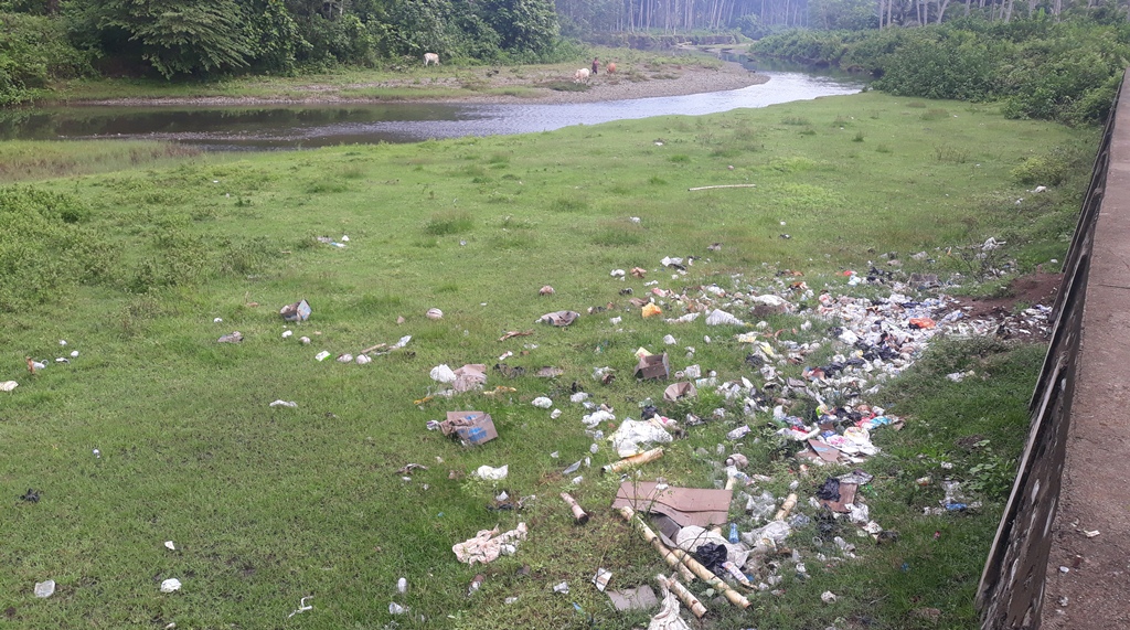 sampah-di-tepi-sungai-tolondadu-bolsel.jpg