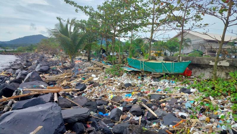 sampah-plastik-di-pantai-Manadofgjhfjjhyu.jpg