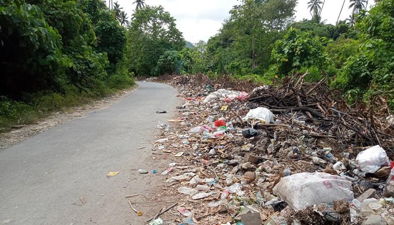 sampah-yang-terletak-di-pinggir-jalan-antara-kotabunan-bukaka-kabupaten-boltim-semakin-menumpuk.jpg