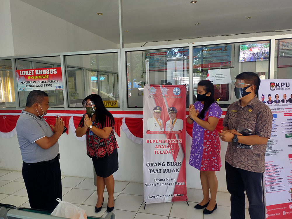 Samsat Minut Bagikan Masker Gratis bagi Warga yang Taat Bayar Pajak