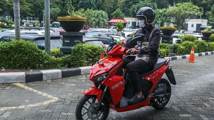sandiaga-salahuddin-uno-menunggangi-sepeda-motor-listrik.jpg