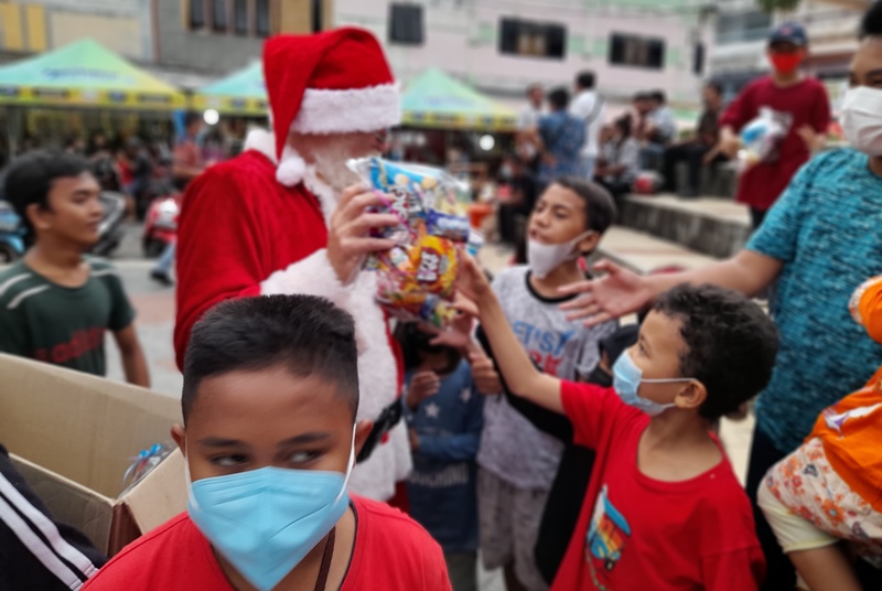Datang Jauh dari California, Steve Berbagi Kado untuk Anak di TKB, Penny: Suami Saya Cinta Manado
