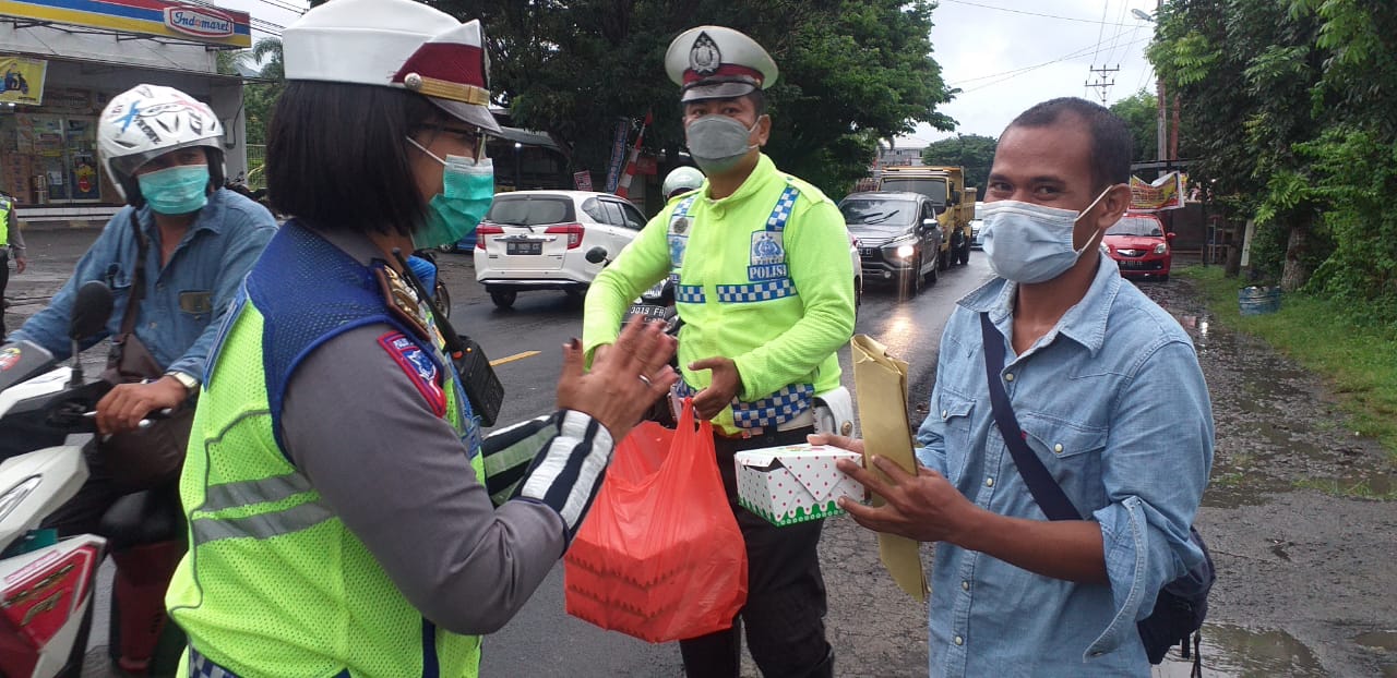 Satlantas Polres Bitung Gelar Operasi Subuh dan Bagi-bagi Takjil, Udin Senang Dapat Takjil