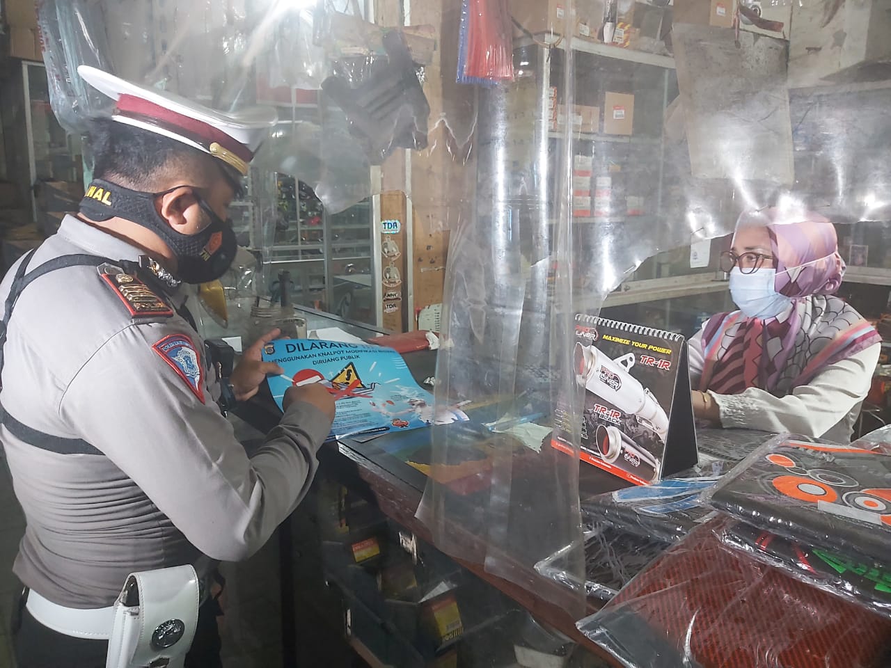 satlantas-polres-bitung-ketika-melakukan-sosialisasi-ke-bengkel-dan-toko-2.jpg