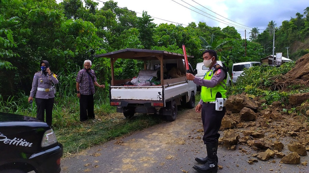 satlantas-polres-kotamobagu-bantu-atur-lalulintas-di-titik-longsor1.jpg