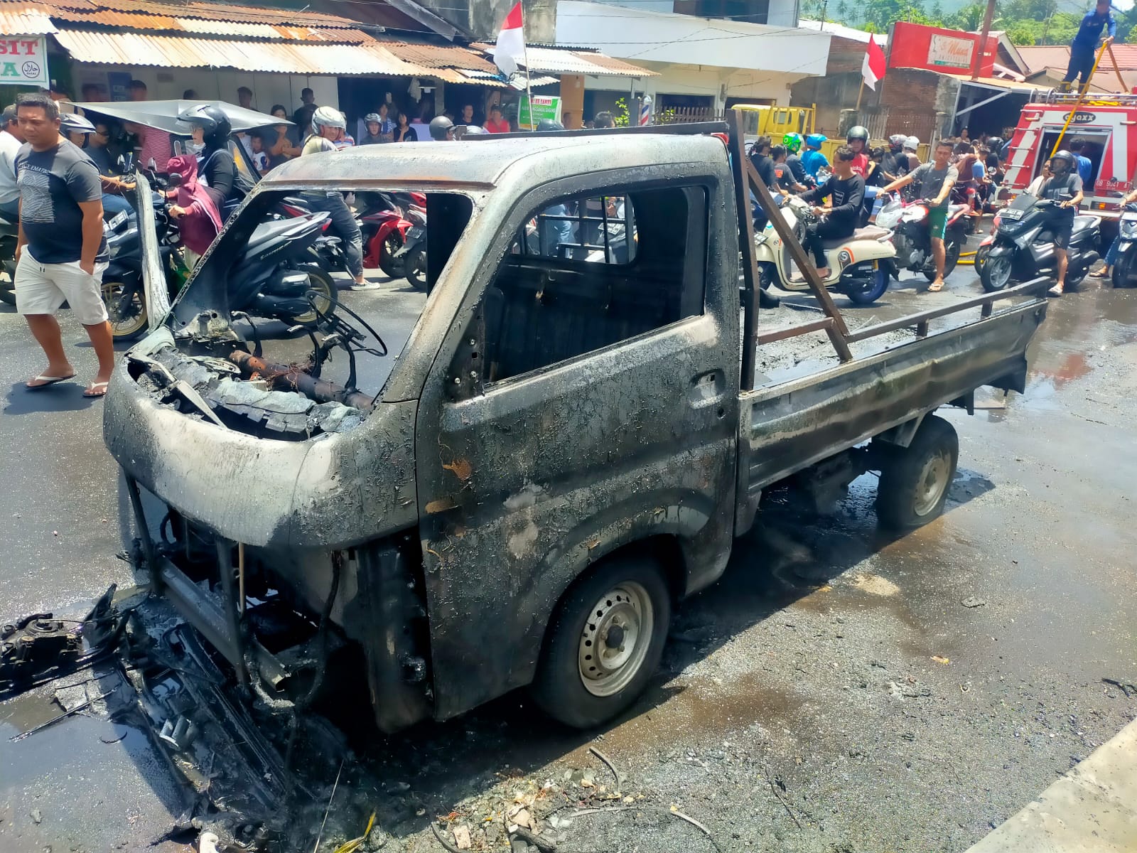 Mobil Pick Up Hangus Terbakar di Kelurahan Mahawu Manado Sulawesi Utara, Diduga karena Arus Pendek