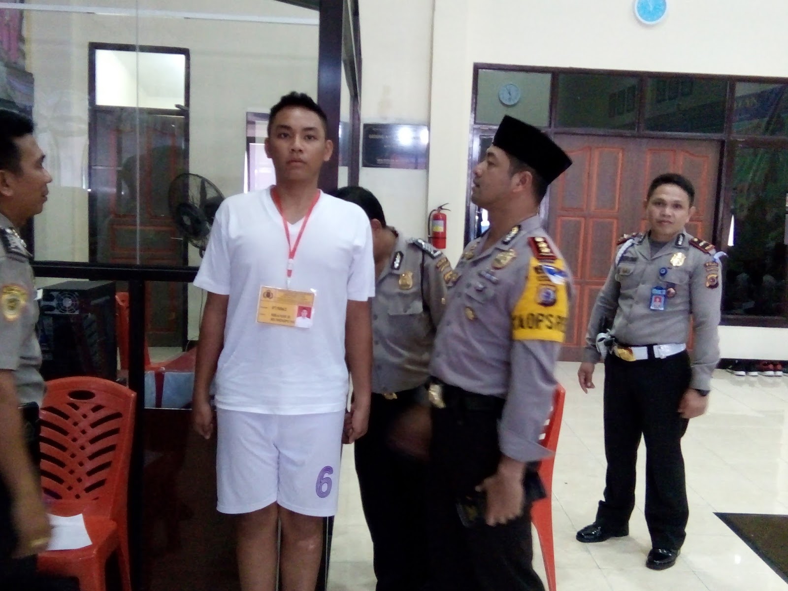 sebanyak-176-siswa-siswi-sekolah-menengah-memadati-gedung-aula-polres-minahasa-selatan_20171109_172522.jpg