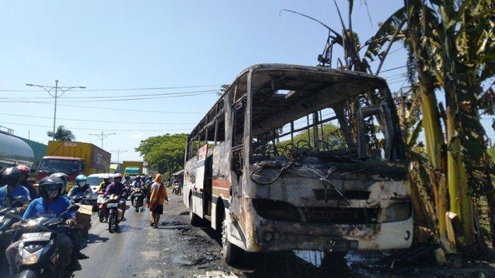 Kebakaran Hari Ini Pukul 09.00 WIB, Bus Ludes Terbakar di Tepi Jalan Raya Pantura