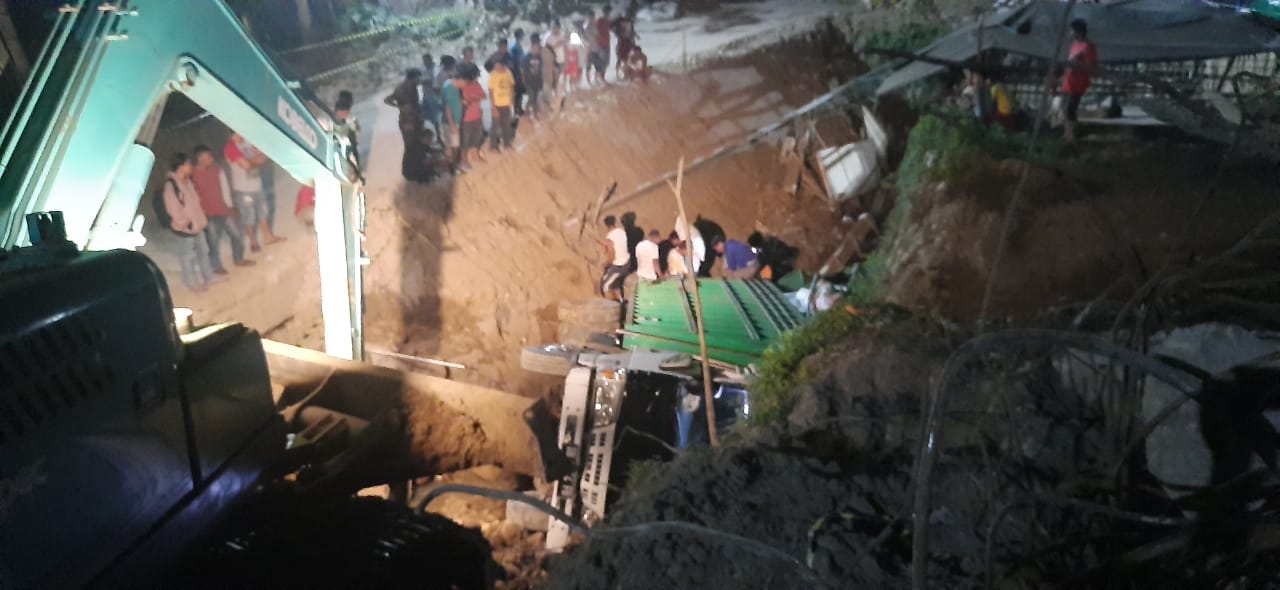 Sebuah Truk Tergelincir di Jembatan Desa Komus Bolmut