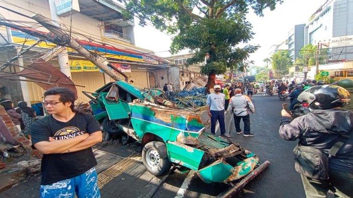 Kecelakaan Maut Tadi Pagi, Pejalan Kaki Tewas Tertimpa Besi dan Galon, Truk Tabrak Pagar Lalu Angkot