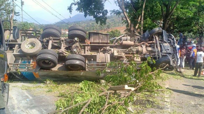 sebuah-truk-pengangkut-semen-cair-mengalami-kecelakaan-hingga-terguling.jpg