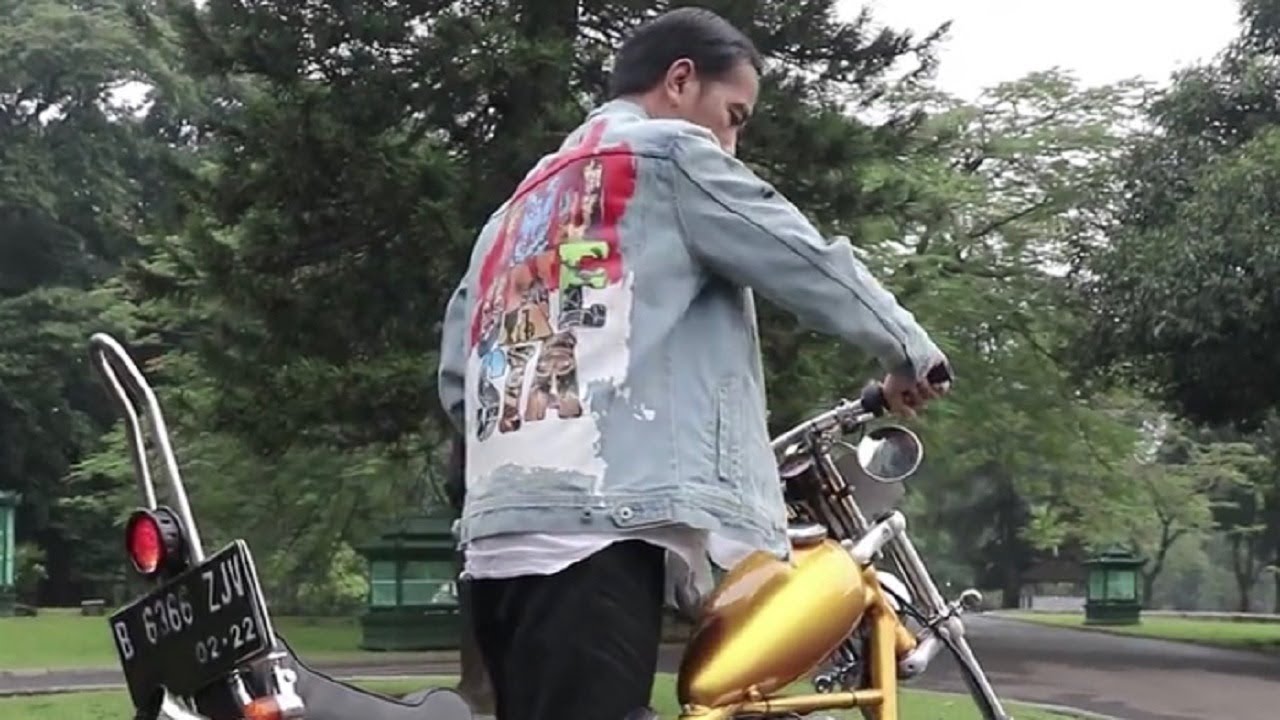 segini-harga-jaket-denim-jokowiyang-dipakai-saat-jajal-motor-baru_20180409_155855.jpg
