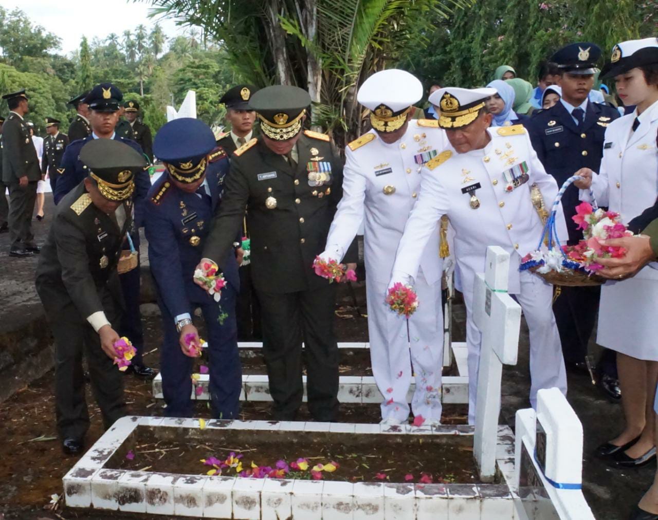 sehari-jelang-hut-ke-74-tni-danlanfamal-viii-ziarah-ke-tmp.jpg