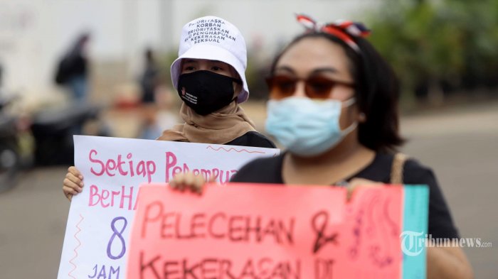 sejumlah-aktivis-perempuan-membentangkan-poster-saat-melakukan-aksi-unjuk-rasa.jpg