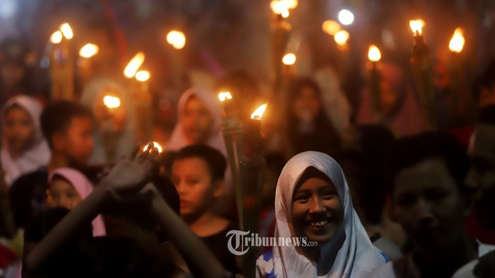 sejumlah-anak-anak-saat-melakukan-pawai-obor-358548.jpg