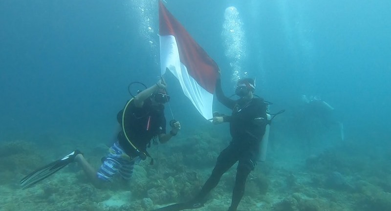 sejumlah-penyelam-sulawesi-utara-mengibarkan-bendera-di-dasar-laut56.jpg