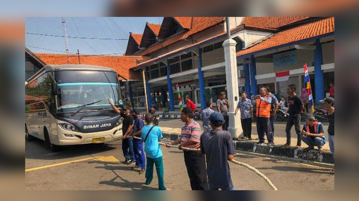Lomba Unik HUT Kemerdekaan, Tarik Bus Sejauh 10 Meter, Yang Tercepat Menang