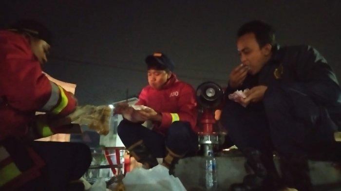sejumlah-petugas-damkar-tangsel-tengah-makan-sahur-3473473.jpg