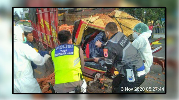 Kecelakaan Tadi Pagi Pukul 05.00 WIB, Truk Tabrak Pembatas Jalan, Begini Kondisi Sopir
