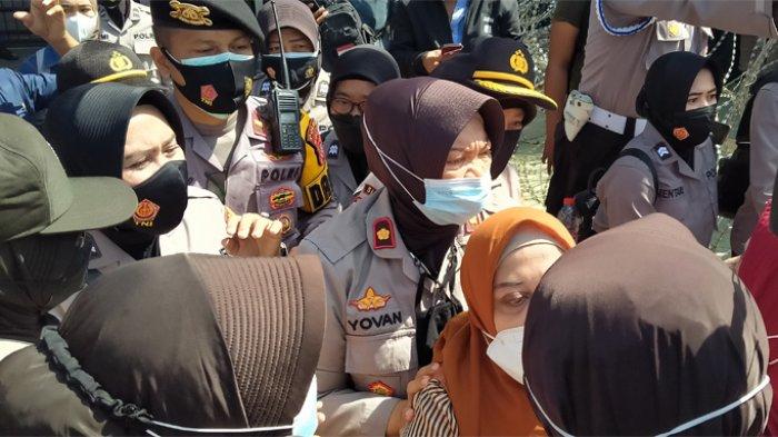 sejumlah-simpatisan-ibu-ibu-terlibat-saling-dorong-dengan-polisi-wanita-polwan-3473.jpg