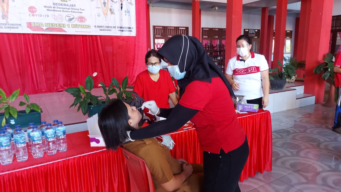 sejumlah-siswa-kelas-x-sman-1-bitung-menjalani-pemeriksaan-swab-antigen.jpg