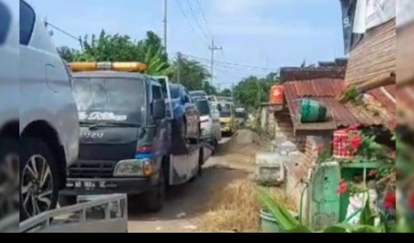 sejumlah-truk-towing-membawa-mobil-mobil-baru-5566.jpg