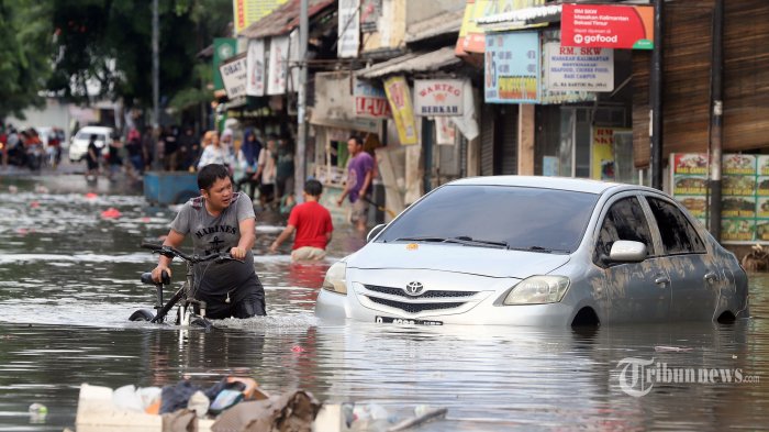 sejumlah-warga-nekat-melewati-banjir-yang-merendam-jalan-kartini-bekasi-3783.jpg