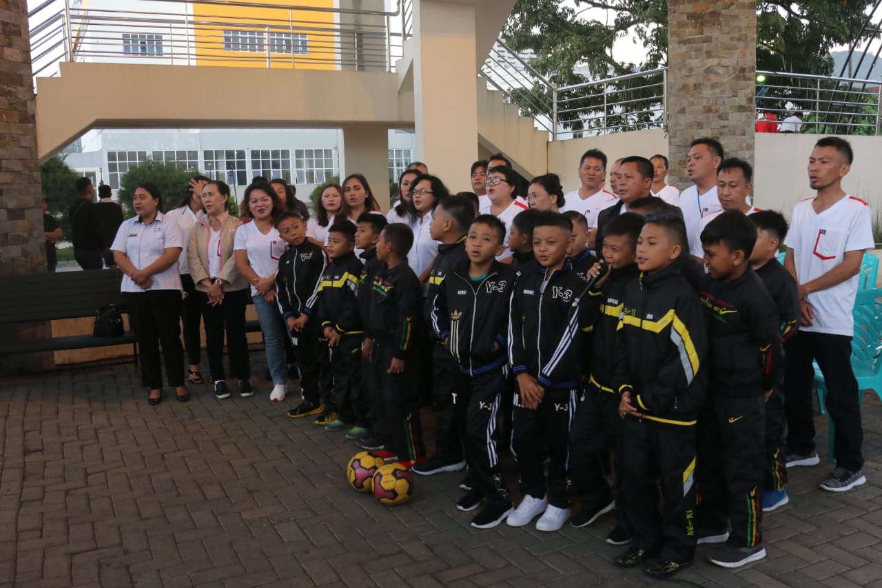 Sekda Lolowang Lepas Tim SSB Bina Putra Mengikuti Turnamen Tingkat Nasional