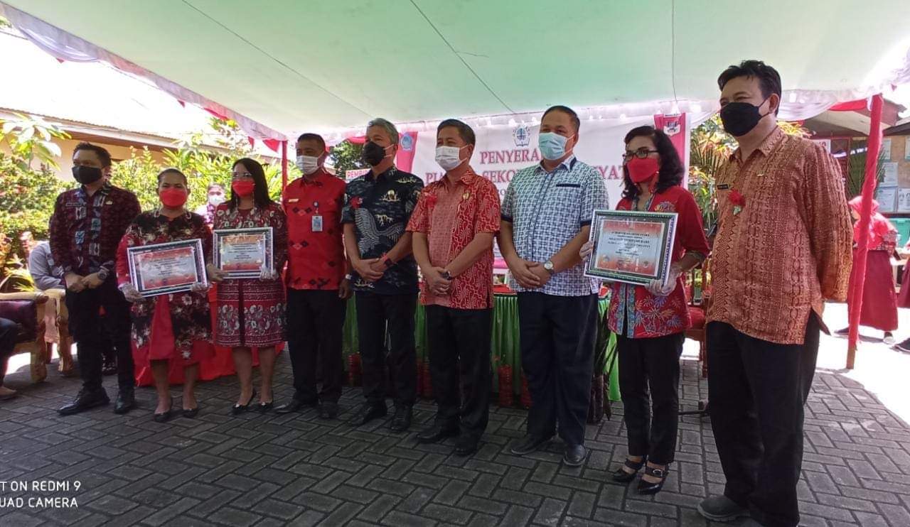 Tiga Sekolah di Minahasa Selatan Dapat Piagam Sekolah Adiwiyata Tingkat Provinsi