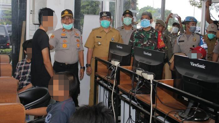 sekolah-diliburkan-untuk-cegah-covid-19ratusan-pelajar-tangerang-malah-asyik-main-game-di-warnet.jpg