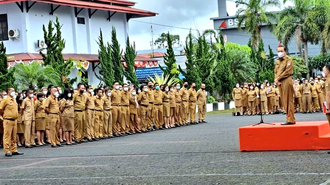 sekretaris-daerah-kabupaten-minahasa-frits-robert-muntu-ssos-memimpin-apel-awal-bulangfhfghfgh.jpg