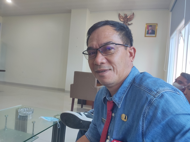 sekretaris-dewan-sekwan-mitra-novry-raco-jjjghj.jpg