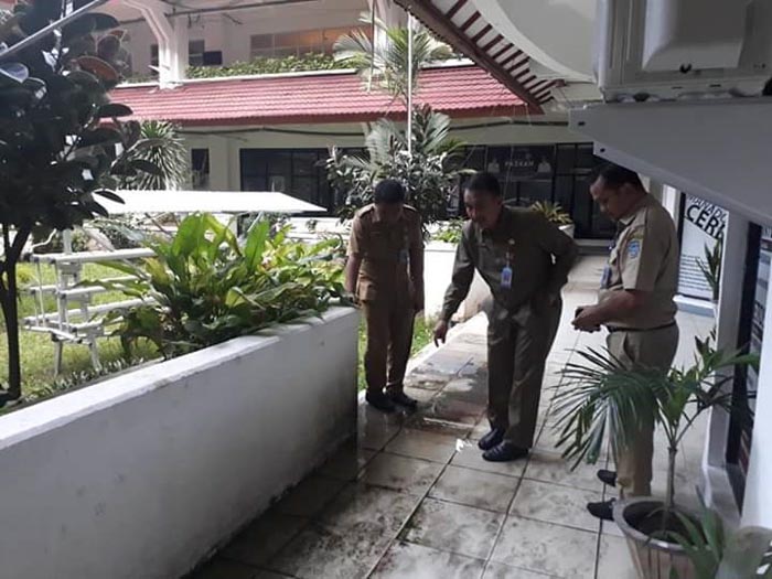 Micler Prihatin Kondisi di Depan Kantor Diskominfo