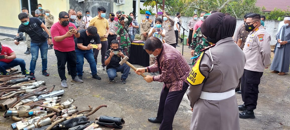 selang-seminggu-jajaran-polda-sulut-musnahkan-puluhan-knalpot-bising.jpg