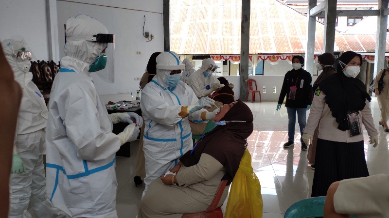seluruh-pejabat-pemkot-kotamobagu-ikut-swab-tes.jpg