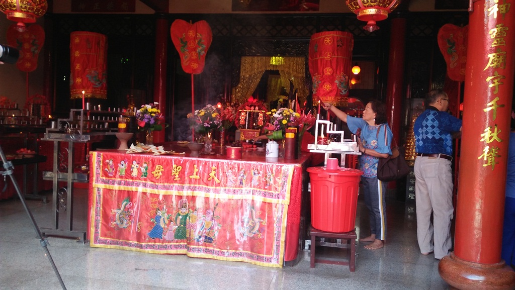 sembahyang-di-klenteng-ban-hin-kiong-jelang-cap-go-meh.jpg