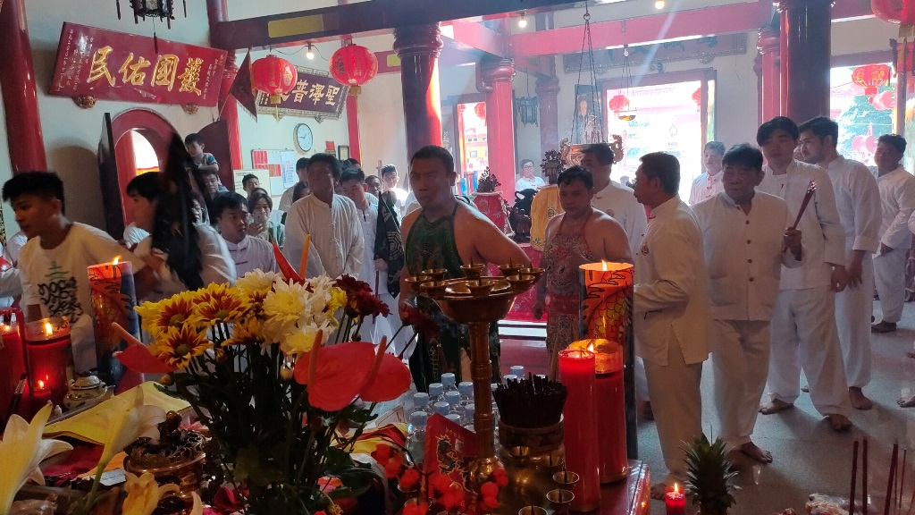 Umat Tridharma Klenteng SBK Sembahyang Jelang Cap Go Meh, 2 Tangsin Mengalami Hal Ini