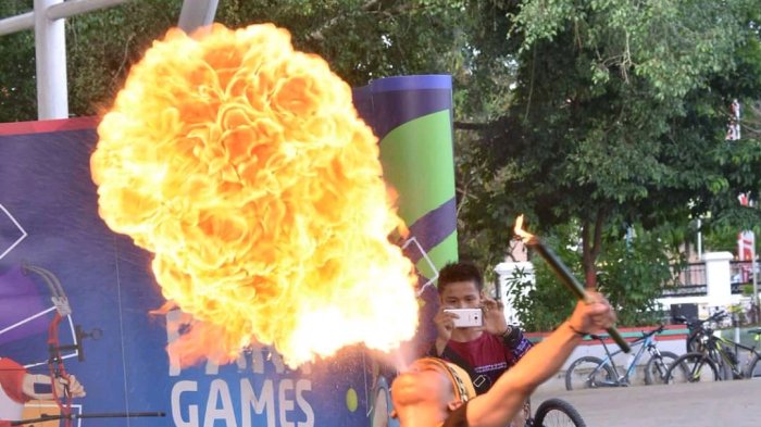 Para Pemuda ini Semburkan Api Dari Mulut Tanpa Ilmu Khusus