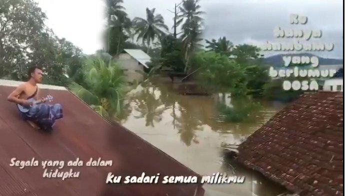 VIRAL, Korban Banjir, Nyanyi Lagu Surgamu di Atas Genteng: Hanya PadaMu Tempatku Berteduh