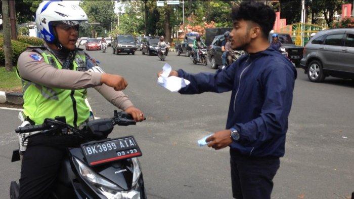 seorang-pemuda-menolak-ditilang-di-bundaran-jalan-sudirman-medan.jpg