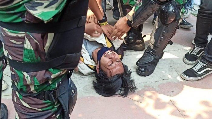 Anggota TNI Tolong Pendemo yang Jadi Korban Lempar Batu Massa Aksi, Pegang Dada & Meringis Kesakitan