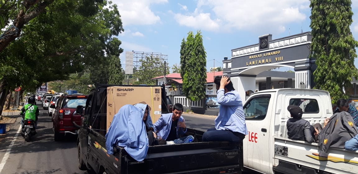 Jalan Yos Sudarso Menuju Kairagi Macet, Mahasiswa Berbondong-Bondong Menuju Kantor DPRD Sulut