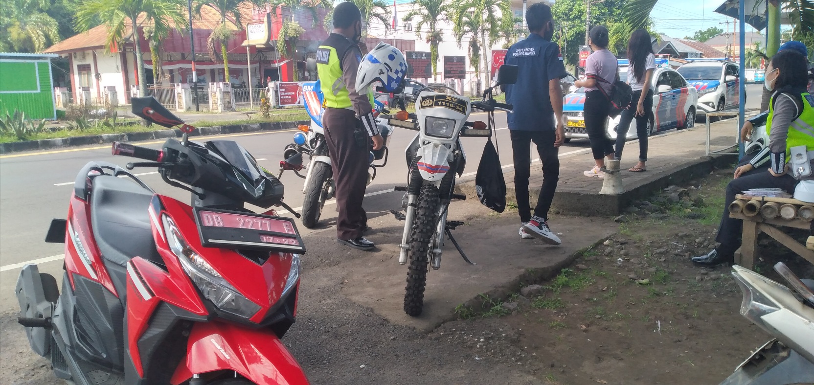 sepeda-motor-pelat-merah-yang-ditilang-polisi-karena-pengendaranya-tidak-memakai-helm.jpg
