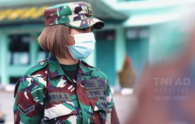 Kenalkan Serda Maria, Prajurit Kowad Cantik yang Viral karena Berambut Pirang
