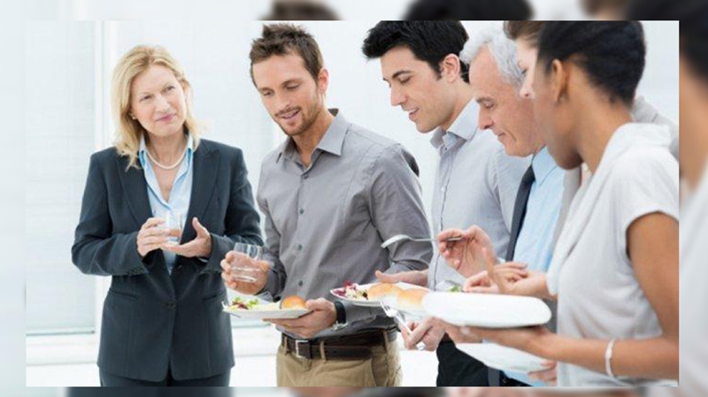 Bahaya Makan Sambil Berdiri, Bisa Akibatkan Gangguan Pencernaan Hingga Muntah